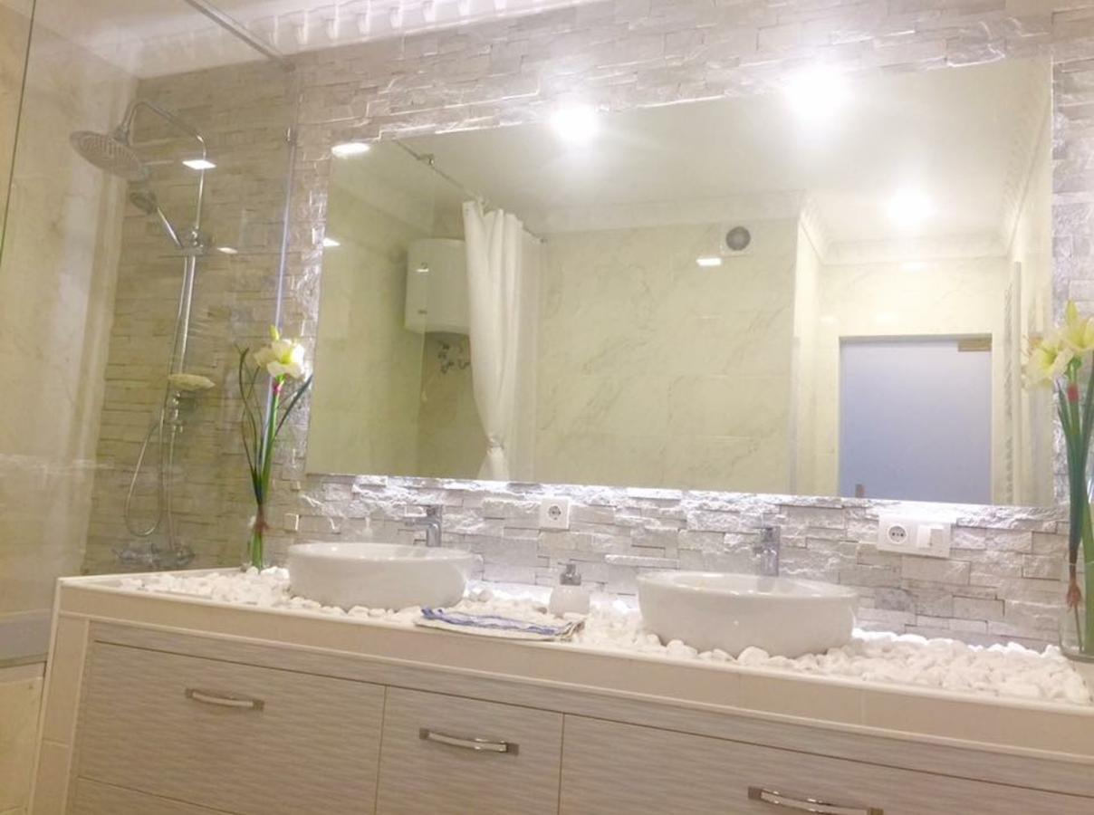 2 Bedrooms Heart Of City Center 키시나우 외부 사진